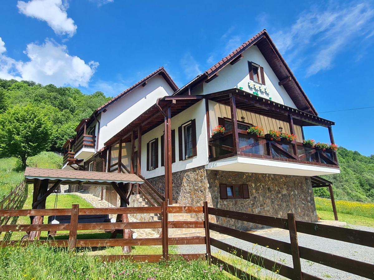 Green Mountain Resort Scrind-Frasinet Экстерьер фото